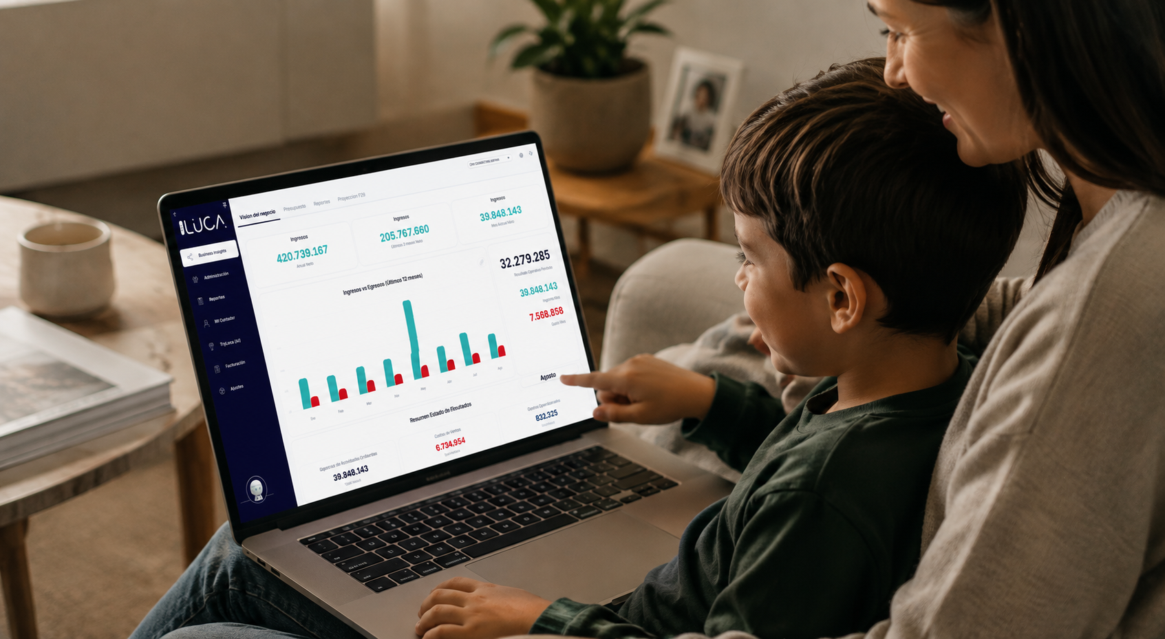 Dashboard de TryLuca abierto en un notebook, con ingresos, egresos y resultado operacional